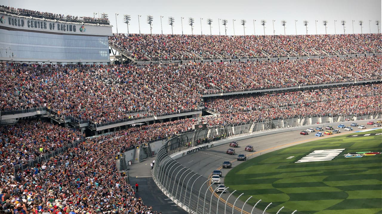 Donald Trump da la vuelta a Daytona a bordo de “The Beast”