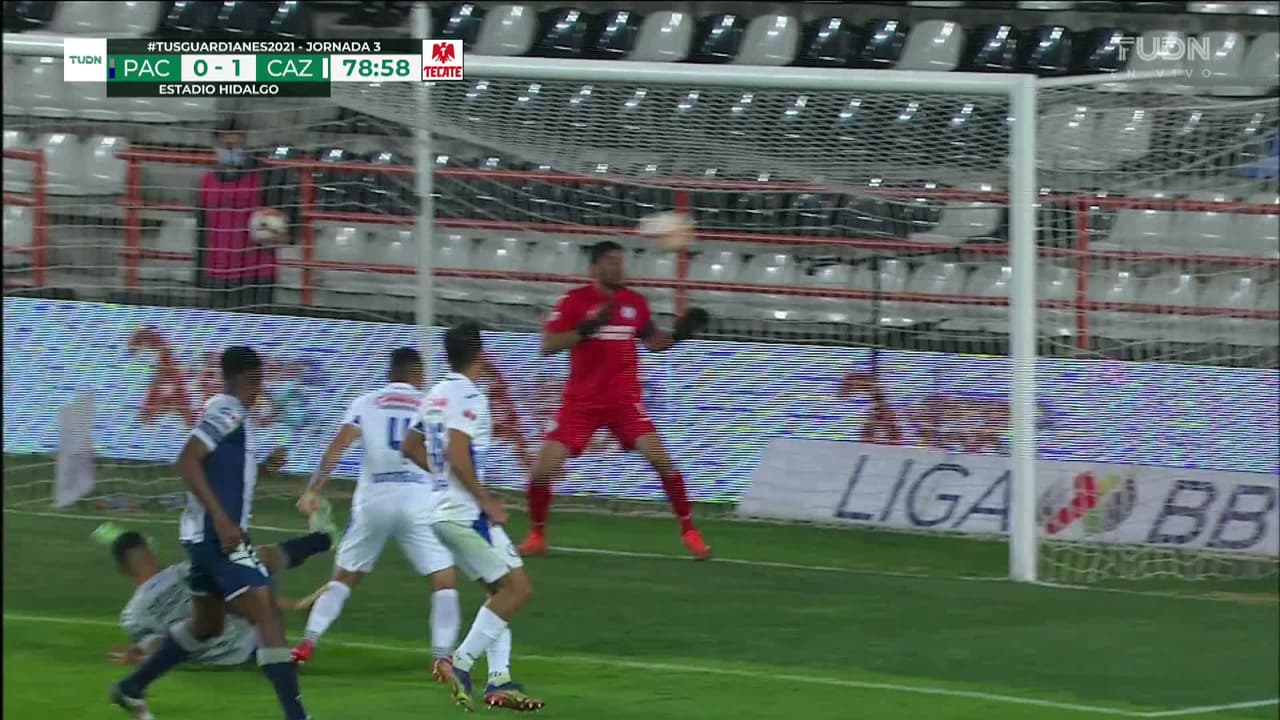 ¡CERCA! Mauro Quiroga disparó que se estrella en el poste.