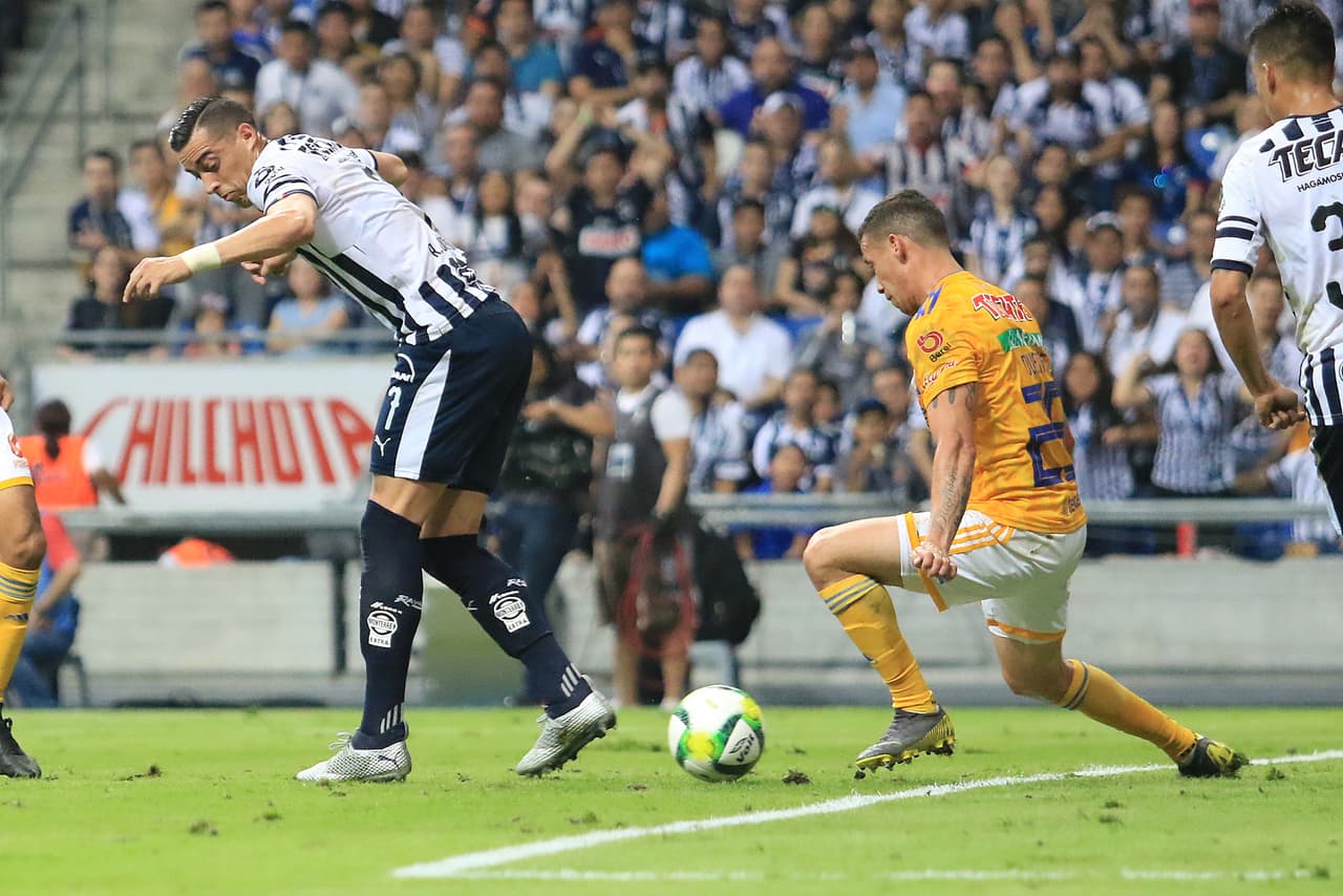 Tras una muy buena jugada, el argentino Rogelio Funes Mori (izquierda) marcó el 1-0 de Monterrey con este taconazo al minuto 34.