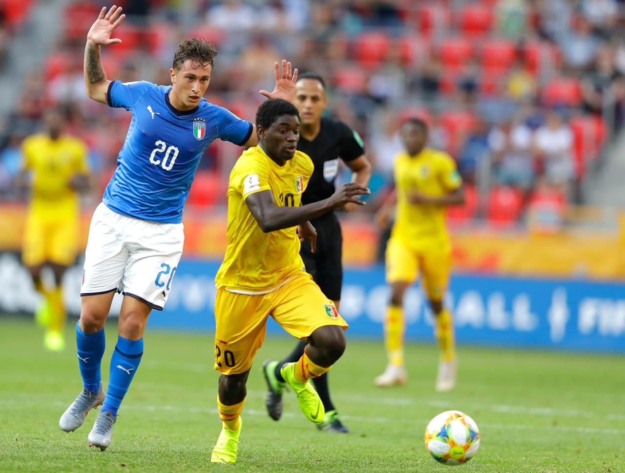 Para desastre de Malí, al minuto 21 se fue expulsado Ousmane Diakité por una dura entrada. Las cosas se ponían complicadas.