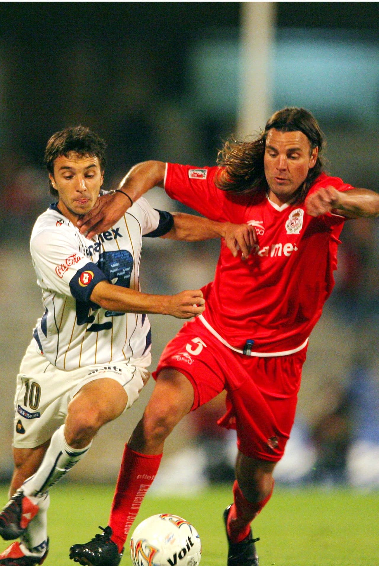 Varios buenos argentinos también jugaban en la Liga MX, como el mediocampista Ariel Rosada del Toluca, quien era famoso por hacer robos de balón muy limpiamente.