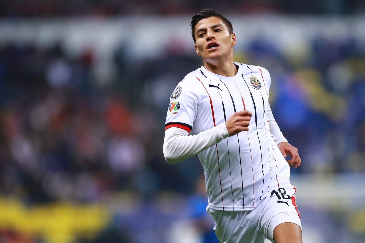 Ronaldo Cisneros se une a la lista de enfermos en Chivas