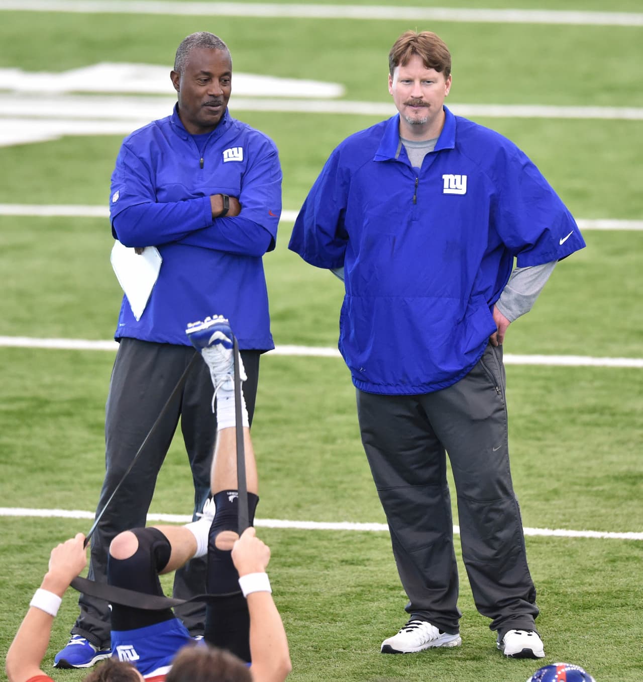 El coordinador ofensivo Ben McAdoo y el entrenador de los corredores Craig Johnson (AP-NFL).
