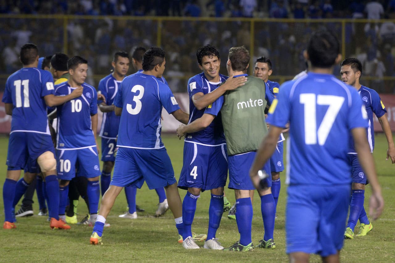 Pero El Salvador se encuentra mermado ya que en la primera convocatoria de Ramón Madariaga, 10 jugadores involucrados en una huelga abandonaron la concentración, sus solicitudes eran las siguientes.