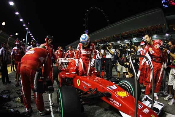 Alonso entró confiado a su Ferrari, con la seguridad de que iba a partir con la ventaja de la 'pole position'.