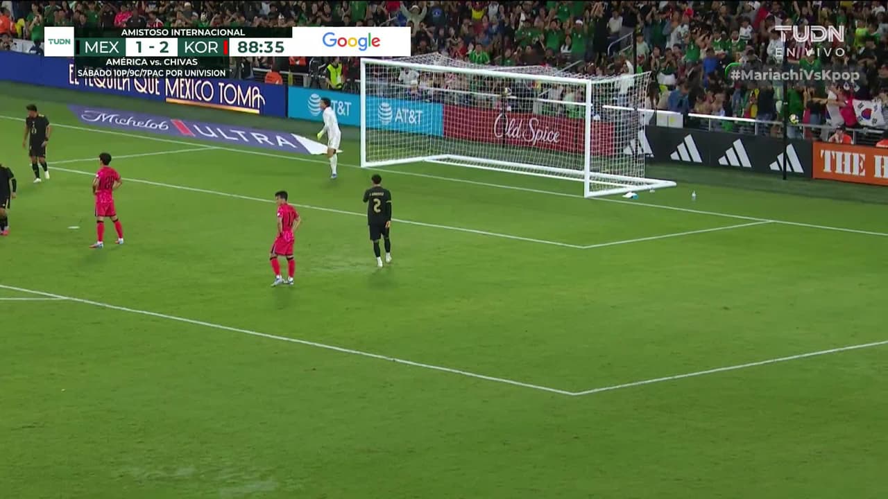 ¡TIRO ATAJADO! disparo por Santiago Giménez.