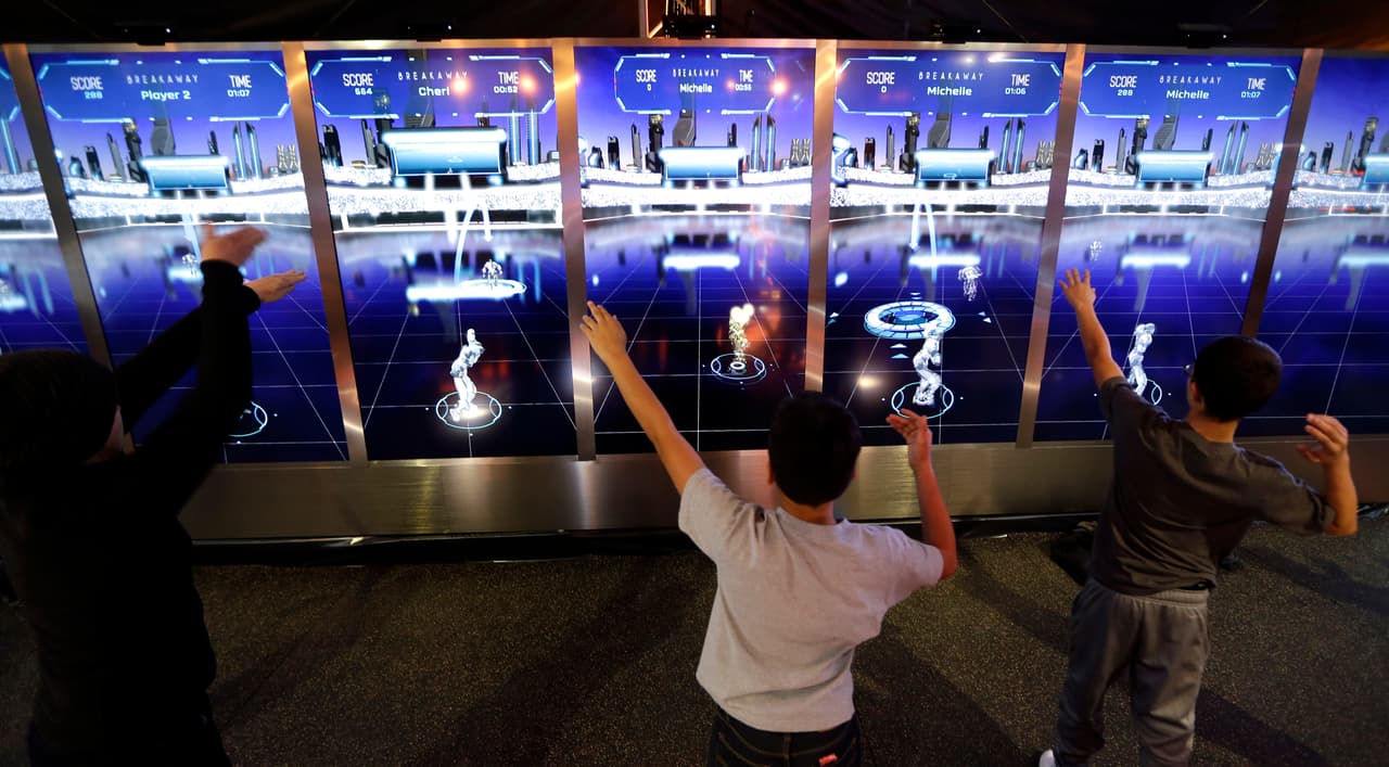 La fiesta ya empezó en San Francisco con motivo del Super Bowl 50, la gente se divierte en el NFL Experience, entre otras atracciones, he aquí las mejores imágenes.