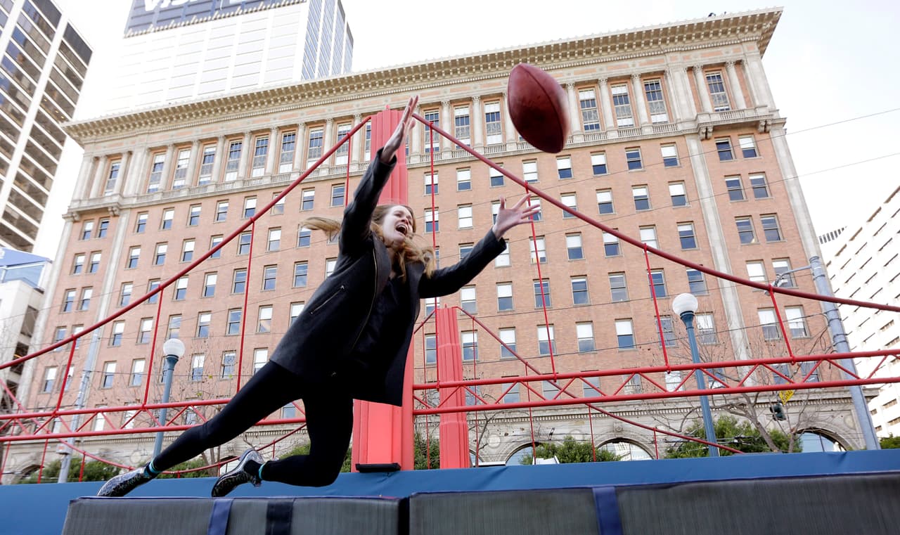 La fiesta ya empezó en San Francisco con motivo del Super Bowl 50, la gente se divierte en el NFL Experience, entre otras atracciones, he aquí las mejores imágenes.
