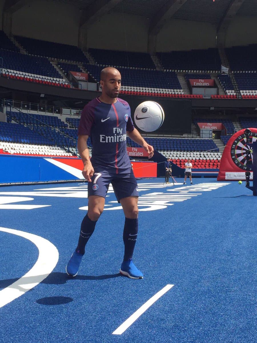 En un evento que se llevó a cabo en su estadio, varios jugadores se visitieron por primra vez con el nuevo manto sagrado.