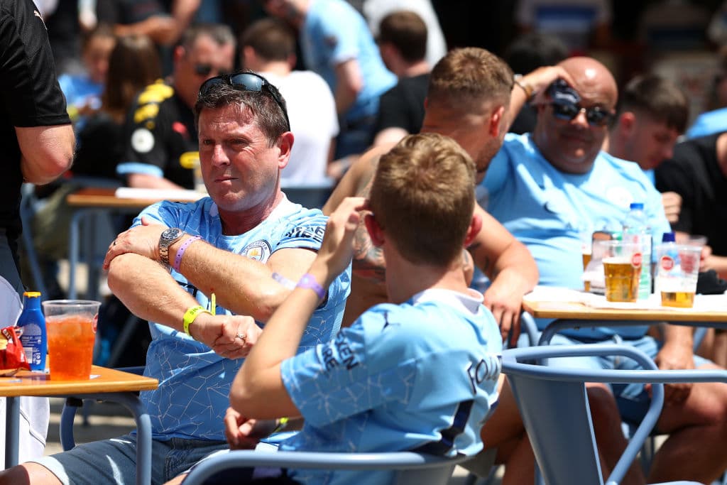 A horas del pitazo inicial de la gran final de la UEFA Champions League, aficionados del Chelsea y del Manchester City llegan al Fan Fest de Porto para comenzar con el apoyo a sus clubes.