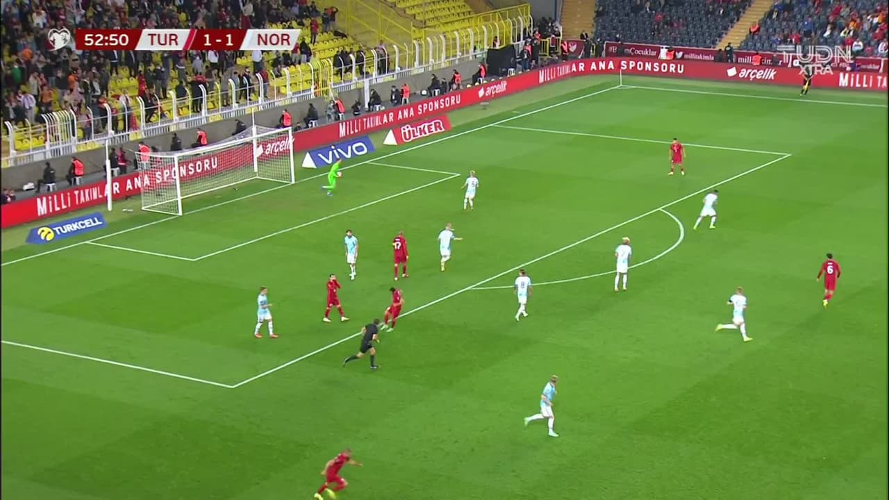 ¡TIRO ATAJADO! disparo por Hakan Calhanoglu.