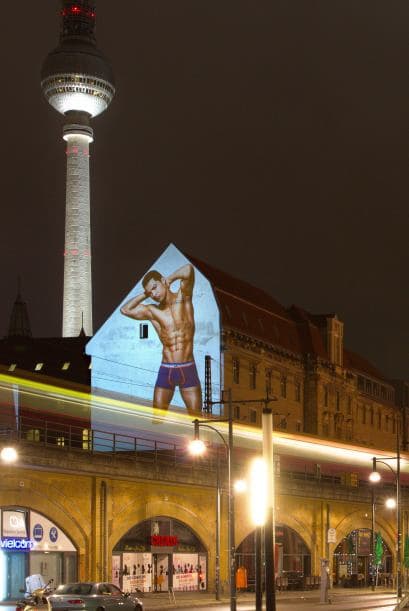 El delantero portugués lanzó su linea de ropa llamada, 'CR7 Underwear', en las principales ciudades del mundo.