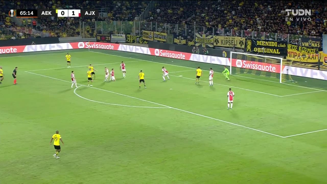 ¡TIRO ATAJADO! disparo por Mijat Gacinovic.