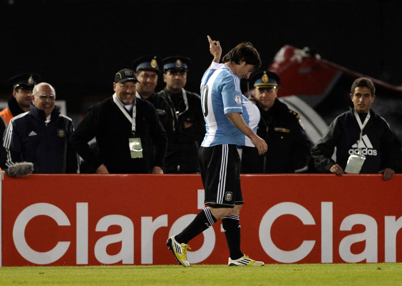 En 2012, durante un partido de eliminatorias contra Ecuador, Messi marcó un gol e hizo una celebración que permitió pensar lo que luego él mismo confirmó: venía en camino su primer hijo con Antonella.