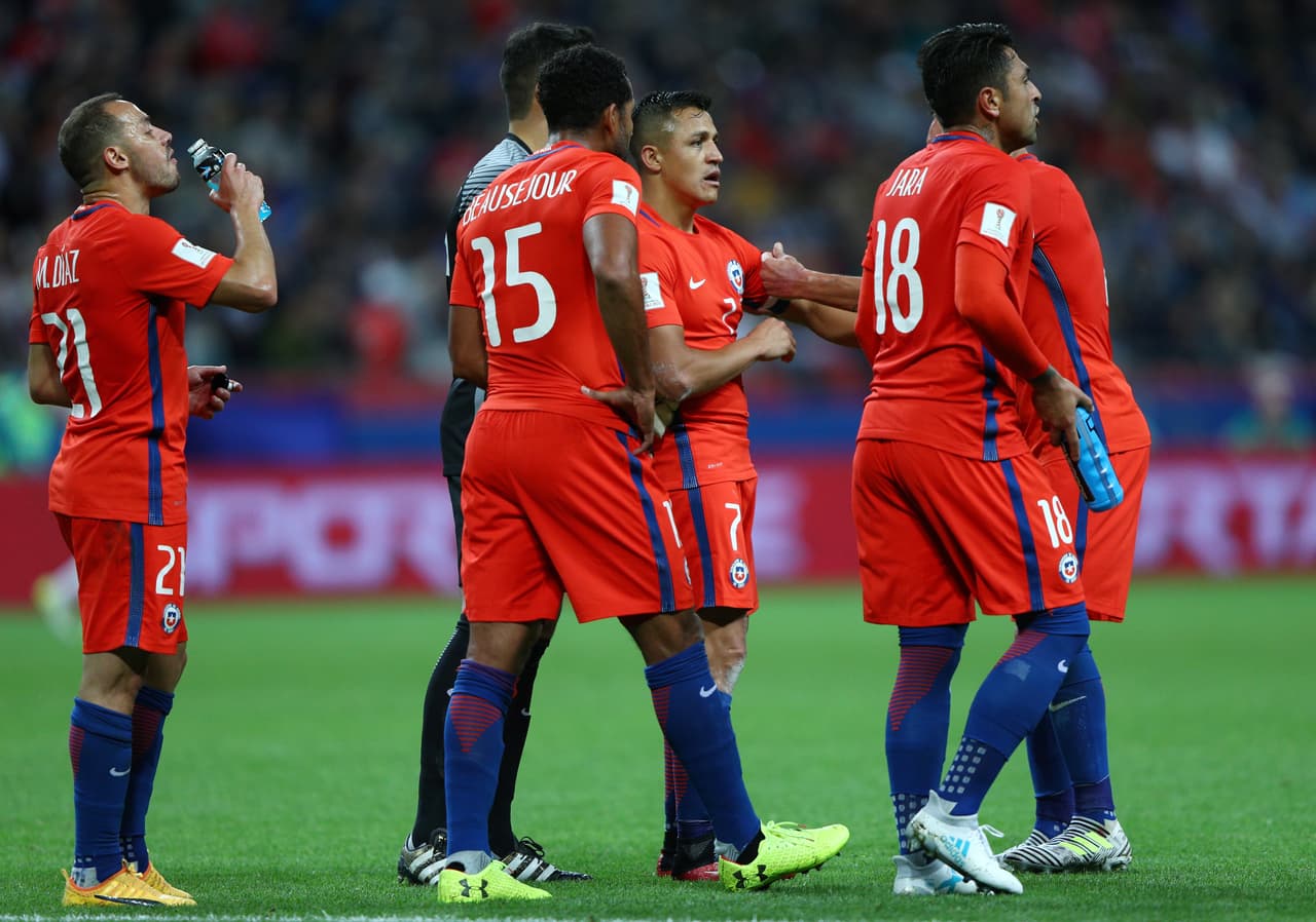 KAZAN, RUSSIA - JUNE 22: The Chile team take on some water during the FIFA Confederations Cup Russia 2017 Group B match between Germany and Chile at Kazan Arena on June 22, 2017 in Kazan, Russia. (Photo by Ian Walton/Getty Images)