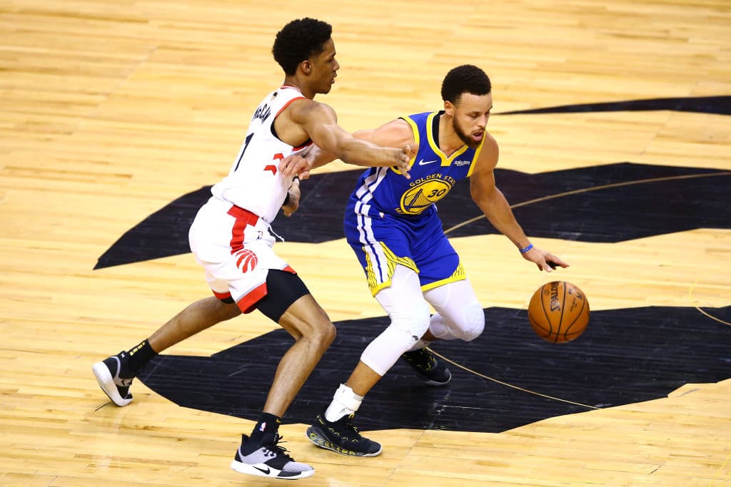 Los Raptors mejoraron no solo en ataque sino en defensa y Stephen Curry # empezó a tener los espacios más acotados, la estrella de los Golden State Warriors is comenzó a sudar frío.