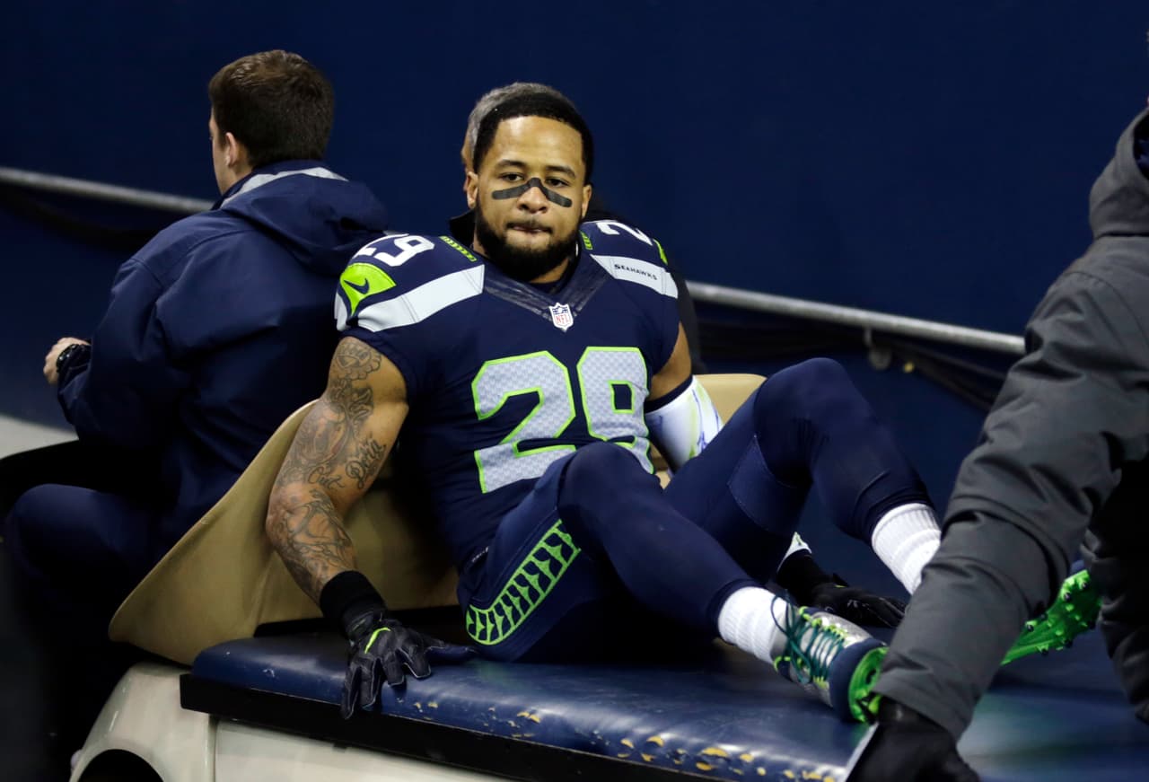 Earl Thomas, de los Seahawks de Seattle, sale del campo en camilla tras lesionarse en un partido contra los Panthers de Carolina, en la primera mitad de su juego NFL el domingo 4 de diciembre en Seattle. (AP Foto/Stephen Brashear)