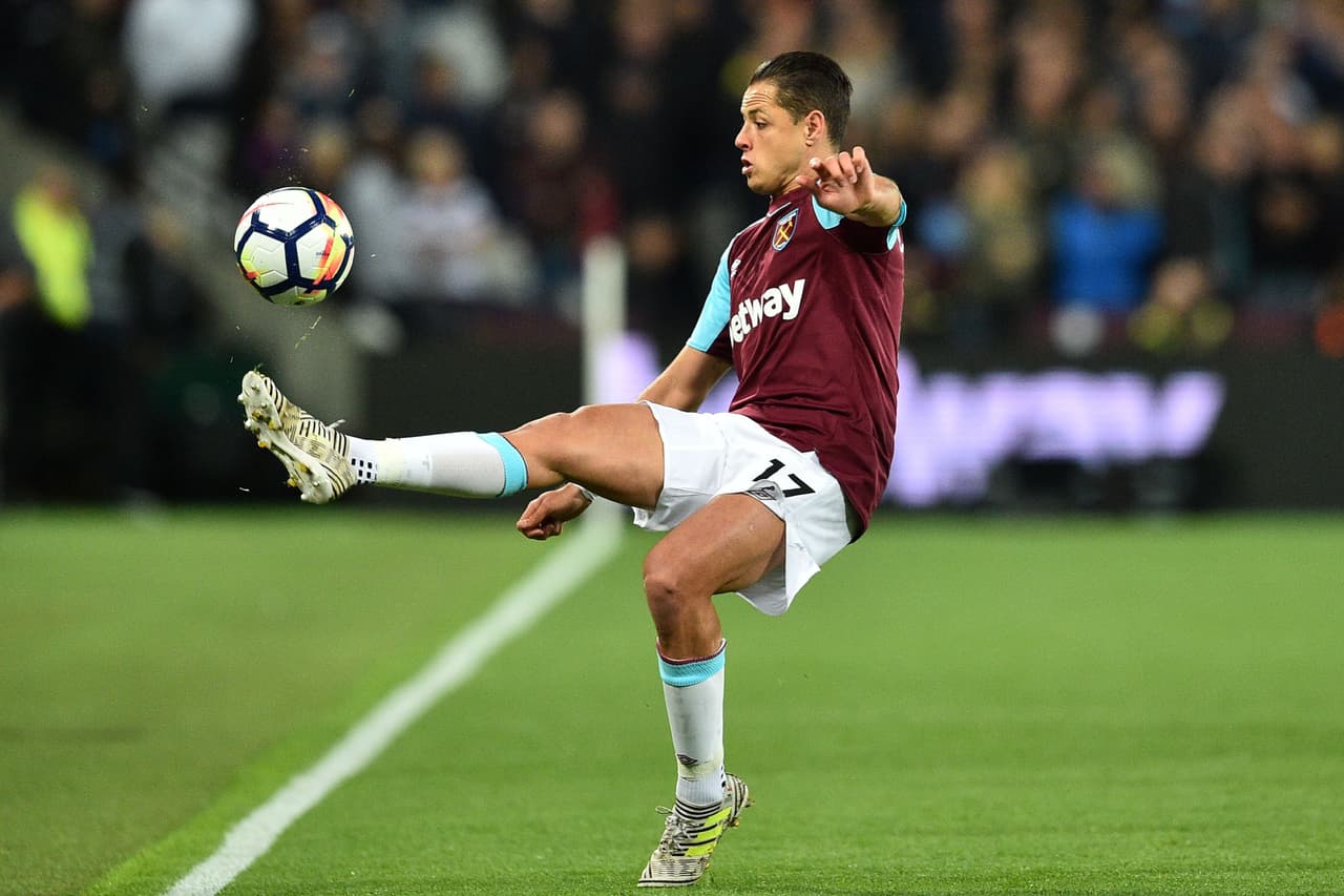 El mexicano Javier 'Chicharito' Hernández jugó como delantero centro, tras la expulsión de Andy Carroll en el partido pasado y la lesión de Diafra Sakho.