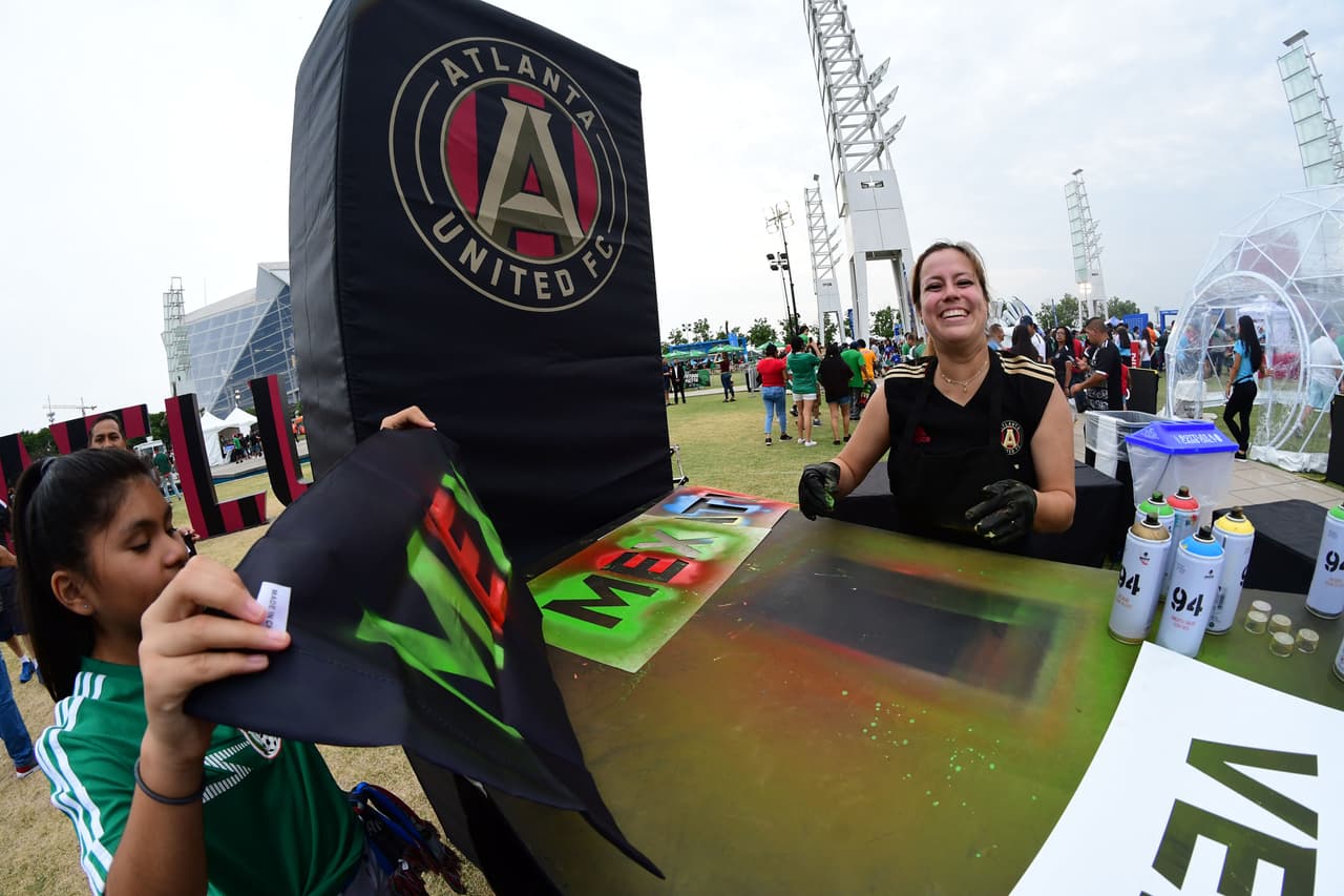 Con gran entusiasmo arribaron los aficionados de la Selección Mexicana para apoyar al Tri en su partido de preparación para la Copa Oro ante Venezuela en Mercedes-Benz Stadium, en Atlanta. Gran colorido y buen ambiente estaban armando los seguidores mexicanos y también los venezolanos que llegaron a apoyar a su Vinotinto, que se prepara para la Copa América.