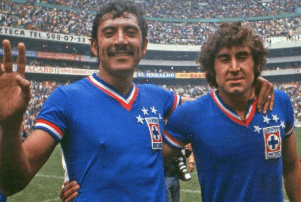 7.- 
<b>Eladio Vera Arias</b>: Delantero guaraní que defendió la playera de Cruz Azul y Tecos entre 1971 y 1979. Conquistó cuatro títulos con los cementeros, de los cuáles, uno fue Campeón de Campeones en 1973-197 y el tricampeonato de Liga de las temporadas 1971 a 1973.
