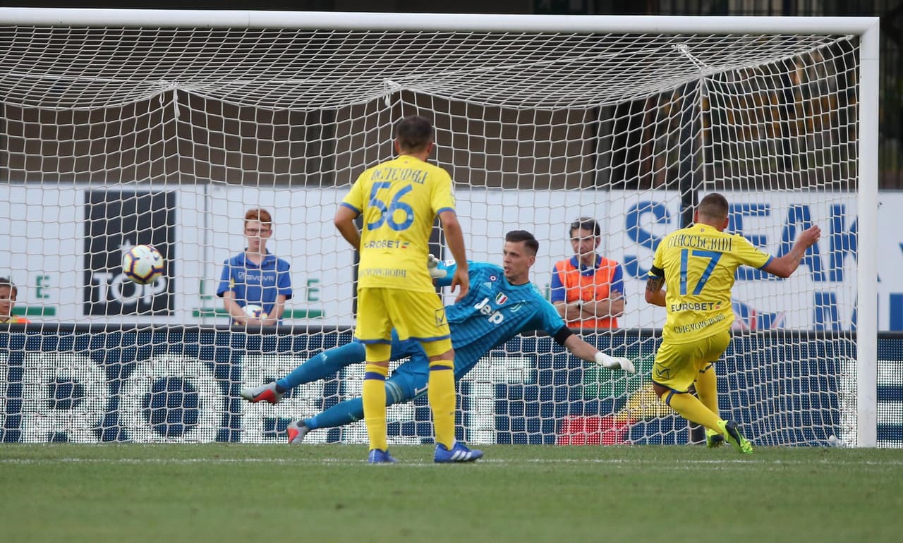 La sorpresa para Juventus llegó cuando, tras un penalti, Emanuele Giaccherini puso el 2-1 a favor de Chievo Verona al minuto 11 del segundo tiempo.