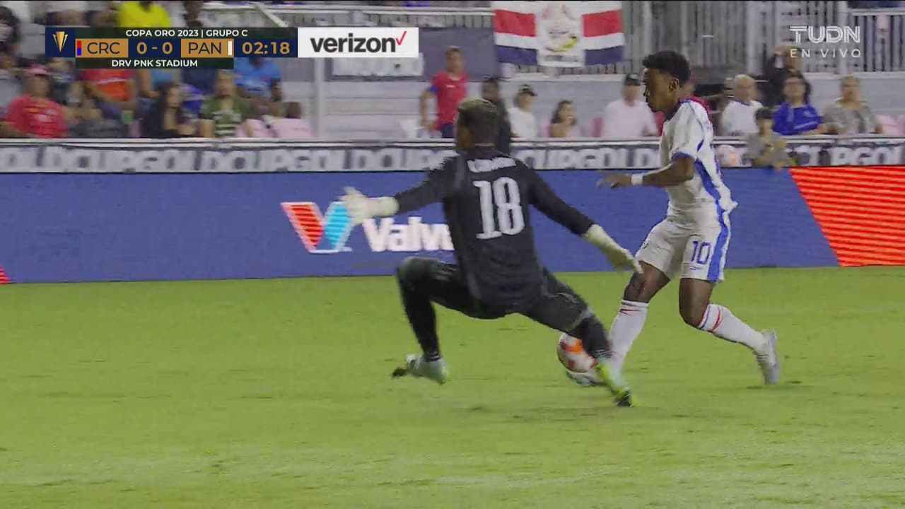 Bárcenas perdona, el jugador panameño falló frente al arco tico