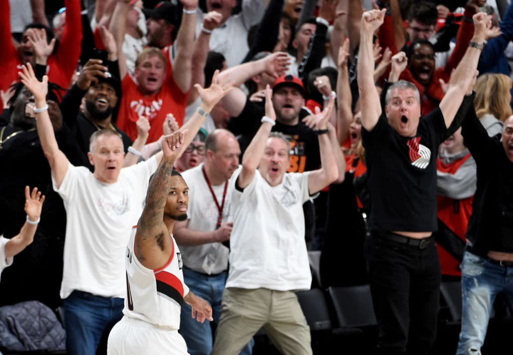 Las mejores imágenes del partidazo de Damian Lillard ante el Oklahoma City Thunder. El astro de los Portland Trail Blazers anotó 50 puntos y con un triplazo antes de que expirara el reloj, de casi media cancha, puso fin a la serie.