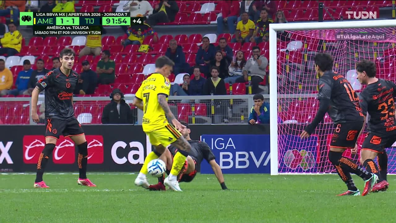 ¡Expulsión! El árbitro saca la roja directa a Alejandro Gómez.