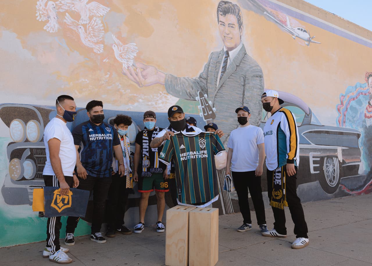 Así luce el espectacular jersey retro del Galaxy.