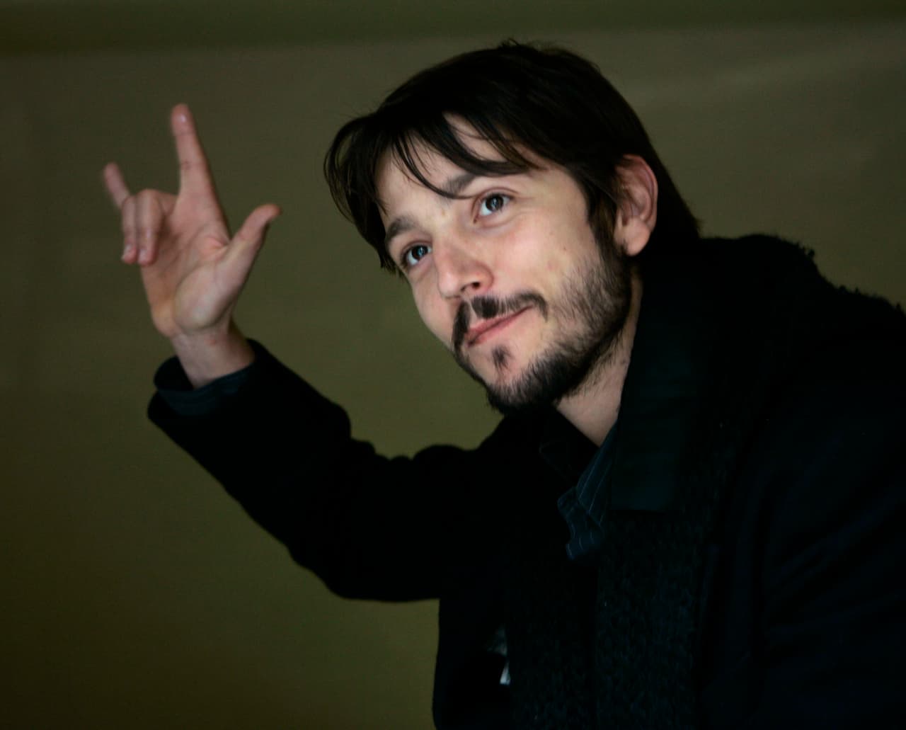 Antes de entrar en materia sobre los nuevos rostros que veremos en la serie, debes saber que Diego Luna ya no formará parte del elenco.