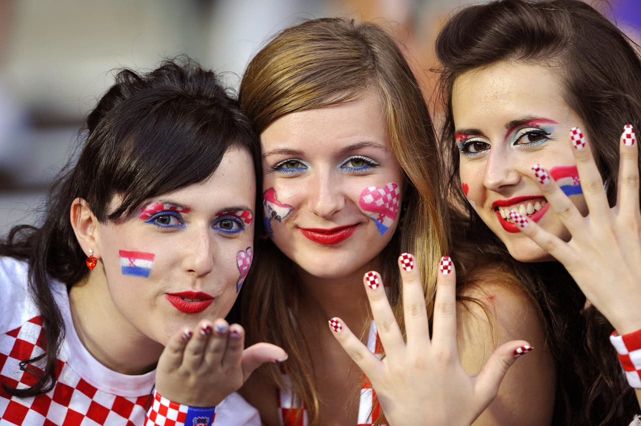 Disfruta de las mejores imágenes de las aficionadas croatas que partido a partido apoyan a su selección.