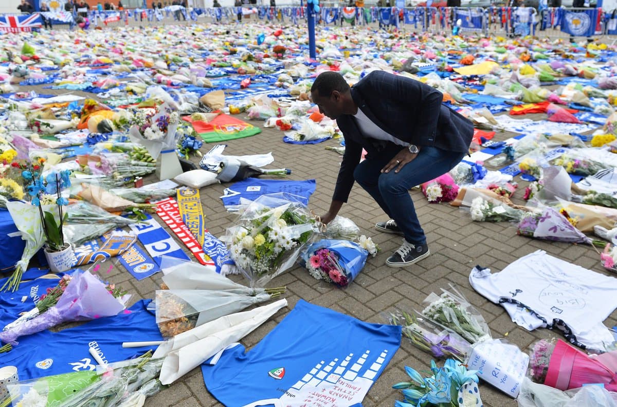 El recordado delantero Emile Heskey también dejó su homenaje en las afueras del escenario deportivo.