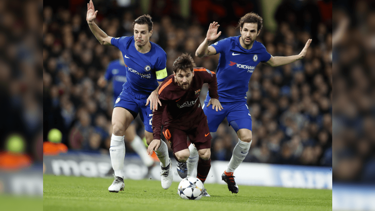 <b>Solo lo detienen a patadas</b>
<br>No es inusual ver a Messi en el piso producto de faltas, el propio Fàbregas sabía que ese era el único antídoto.