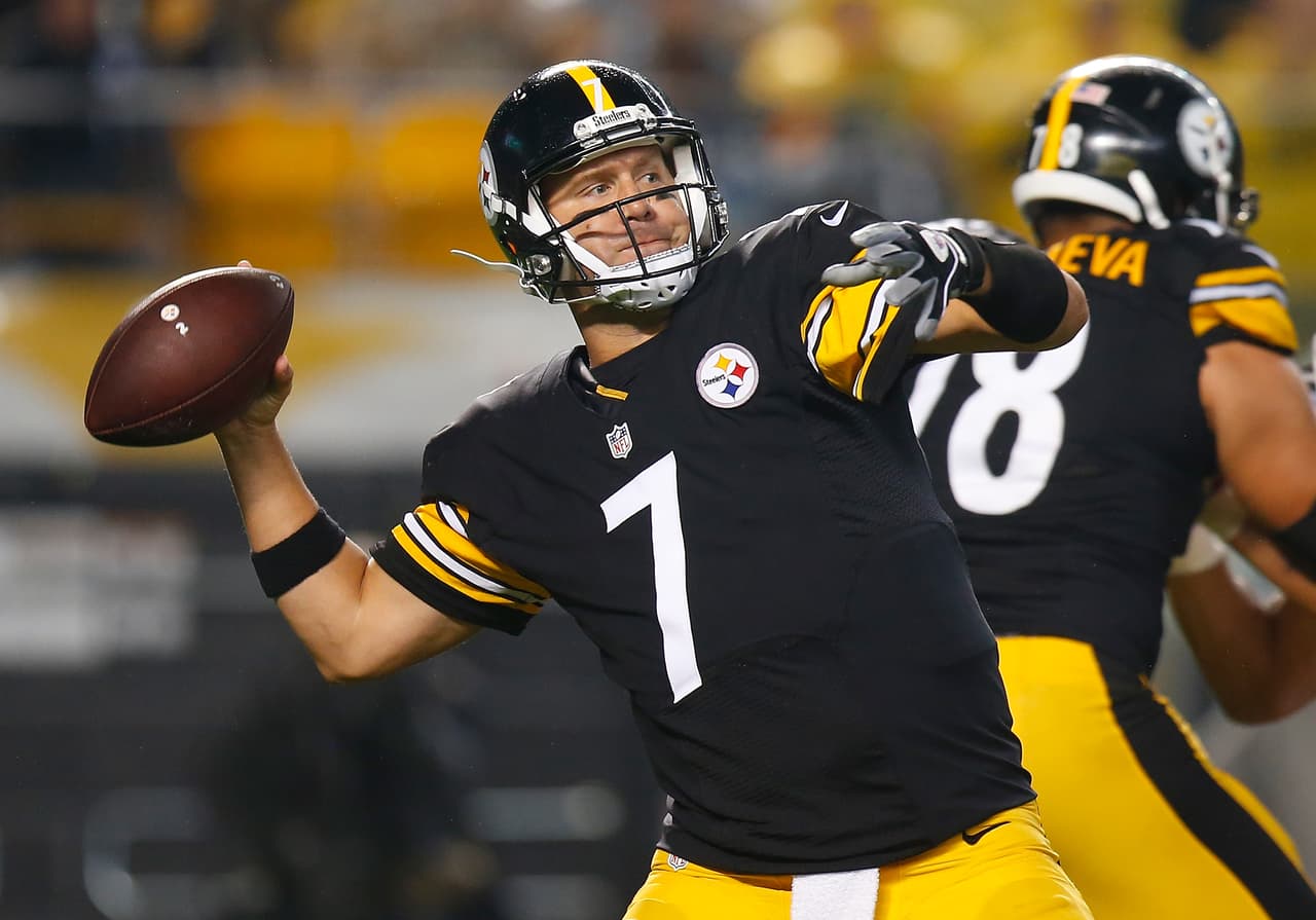 PITTSBURGH, PA - OCTOBER 02: Ben Roethlisberger #7 of the Pittsburgh Steelers drops back to pass in the first half during the game against the Kansas City Chiefs at Heinz Field on October 2, 2016 in Pittsburgh, Pennsylvania. (Photo by Justin K. Aller/Getty Images)