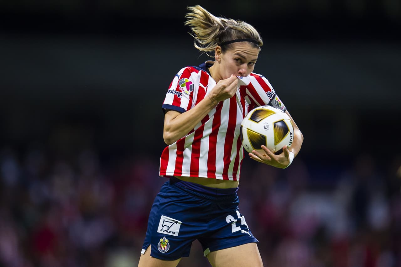 Iniciando la segunda parte, al 48’, Alicia Cervantes anotaba el descuento con un portento de gol.