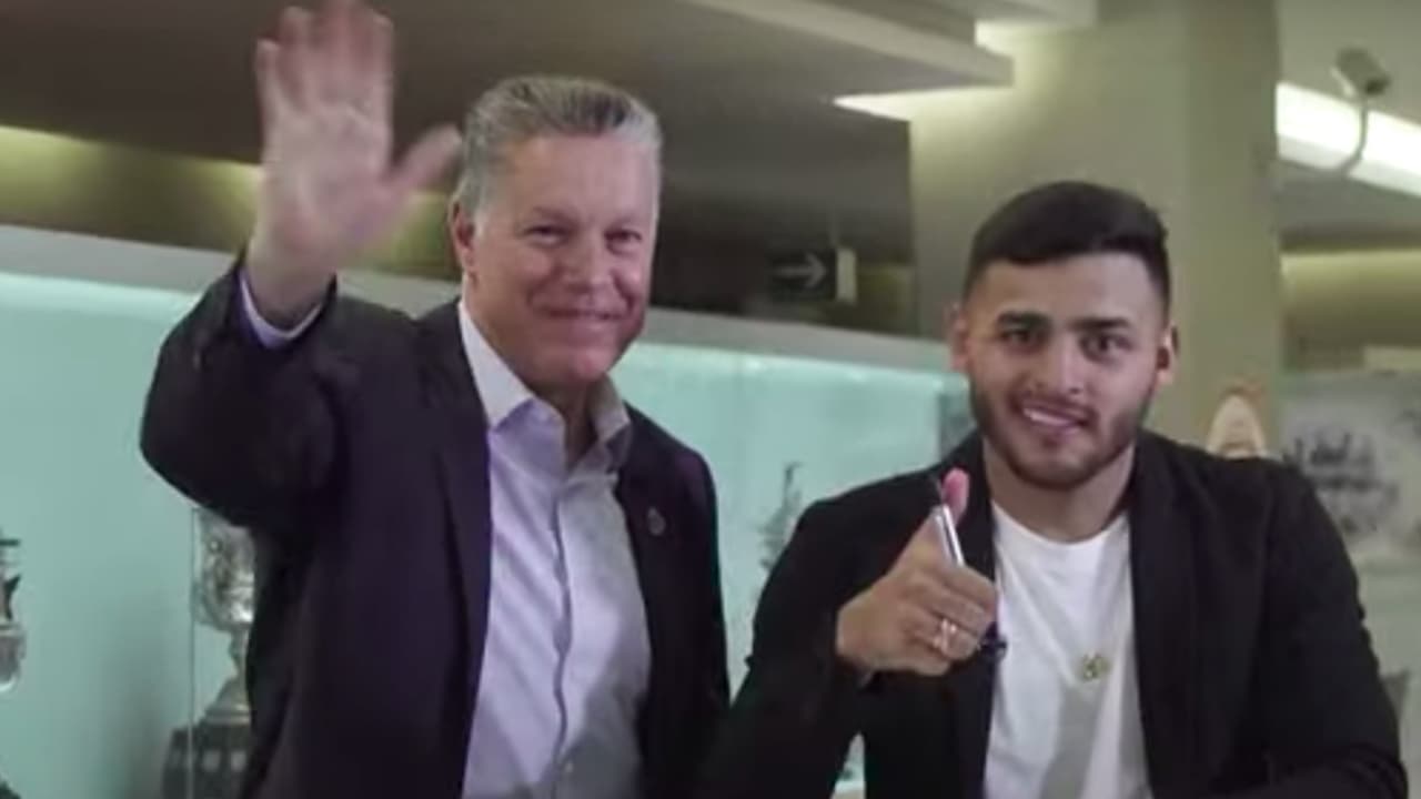 Alexis Vega amplía contrato con Chivas hasta 2024