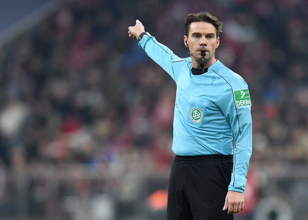 En los primeros 28 minutos, el árbitro Guido Winkmann se hizo protagonista en medio de sus decisiones.