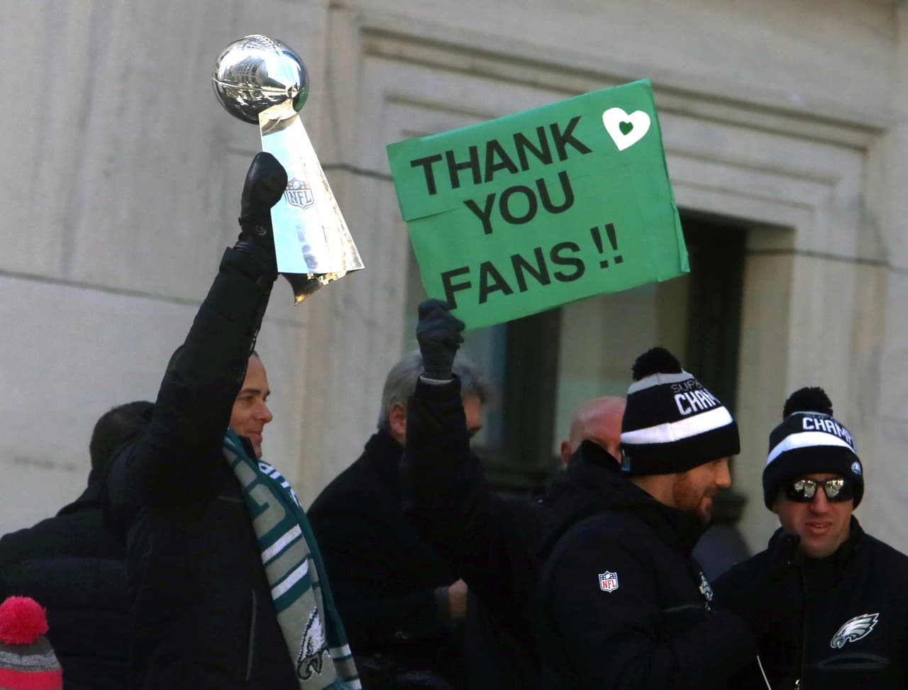 El presidente de la organización, Don Smolenski ofreció el trofeo Lombardi a todos los asistentes a este desfile.