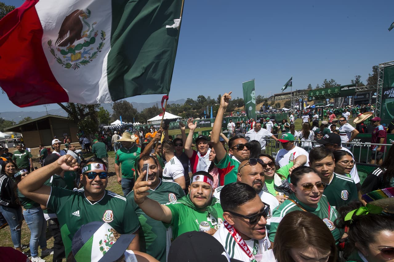 La alegría mexicana se tomó los alrededores del estadio Rose Bowl en la previa del partido de despedida en Estados Unidos contra Gales, con miras a definir el grupo de 23 jugadores para el Rusia 2018.