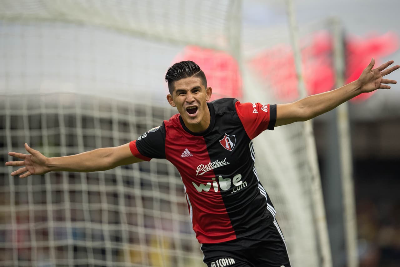 El delantero rojinegro supo aprovechar el 'bombón' para anotar.