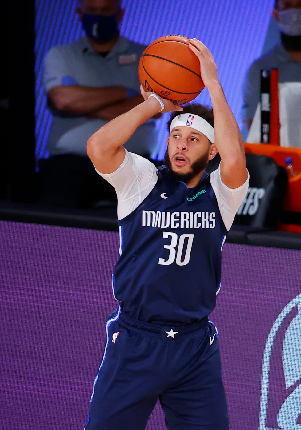 Seth pertenece a la plantilla de los Dallas Mavericks.