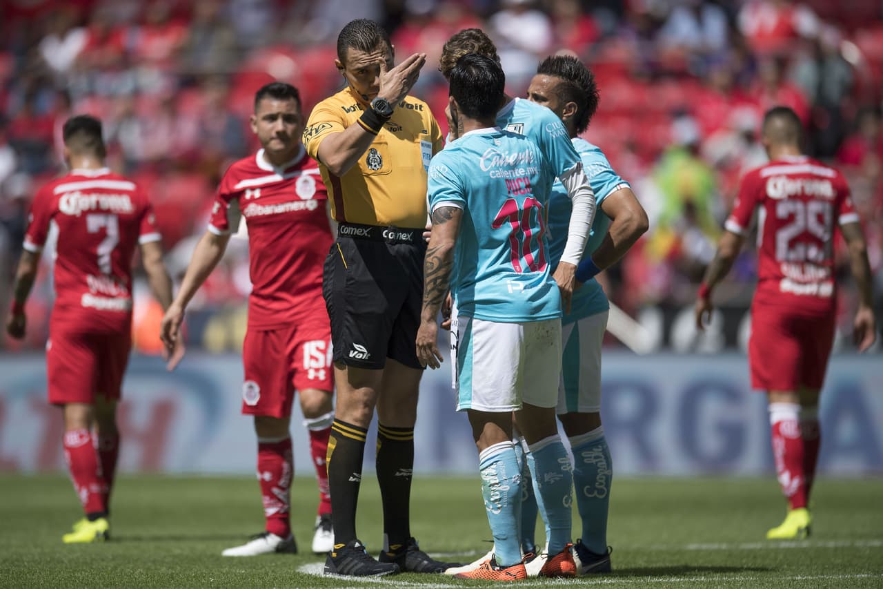 El juego cambió de forma drástica con la expulsión del chileno Edson Puch al minuto 26 del primer tiempo.