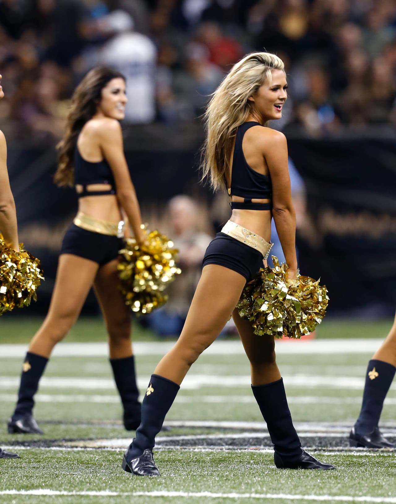 Abrigadas, con faldita, con pantalón, ¡ellas siempre lucen sensacional! Checa a las bellezas de la Semana 13 de la NFL.