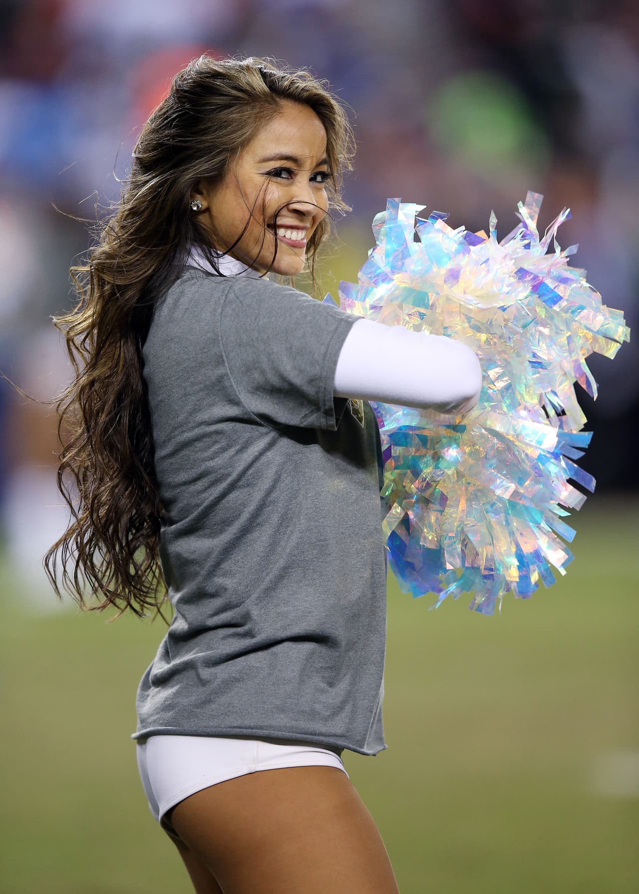Abrigadas, con faldita, con pantalón, ¡ellas siempre lucen sensacional! Checa a las bellezas de la Semana 13 de la NFL.