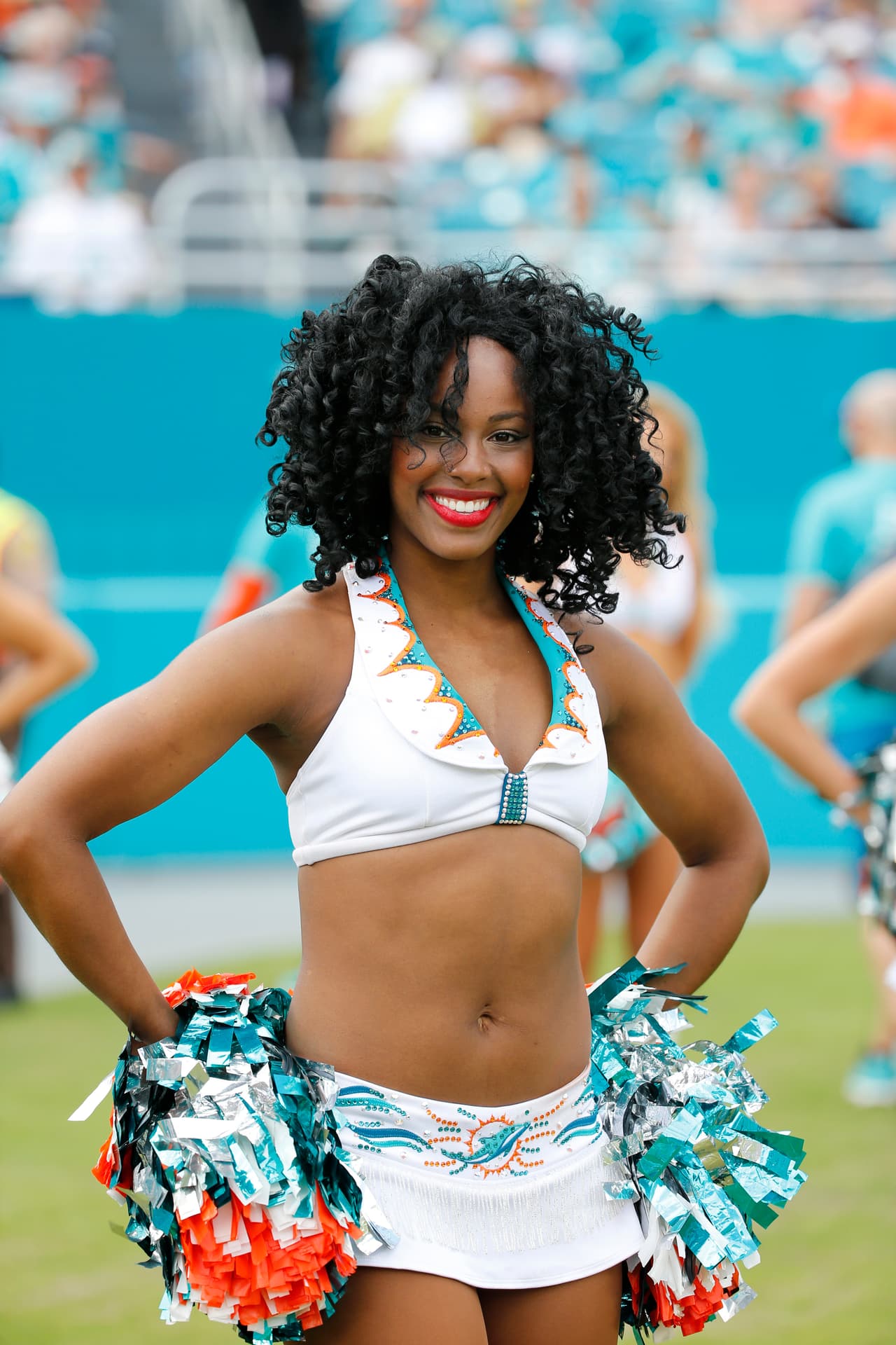 Abrigadas, con faldita, con pantalón, ¡ellas siempre lucen sensacional! Checa a las bellezas de la Semana 13 de la NFL.