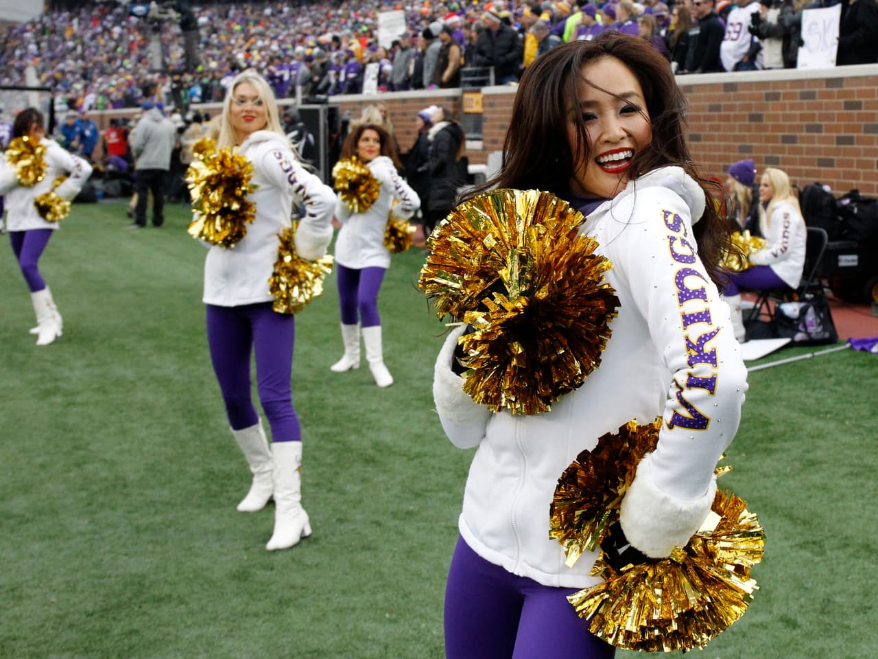 Abrigadas, con faldita, con pantalón, ¡ellas siempre lucen sensacional! Checa a las bellezas de la Semana 13 de la NFL.