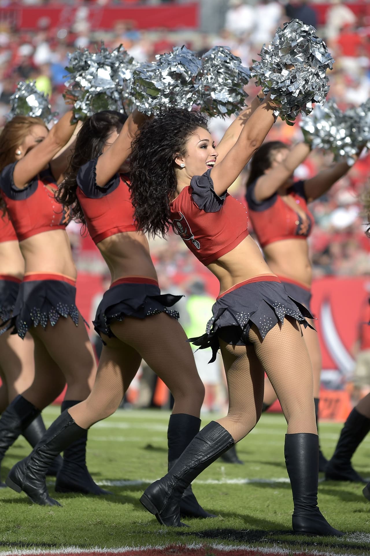 Abrigadas, con faldita, con pantalón, ¡ellas siempre lucen sensacional! Checa a las bellezas de la Semana 13 de la NFL.