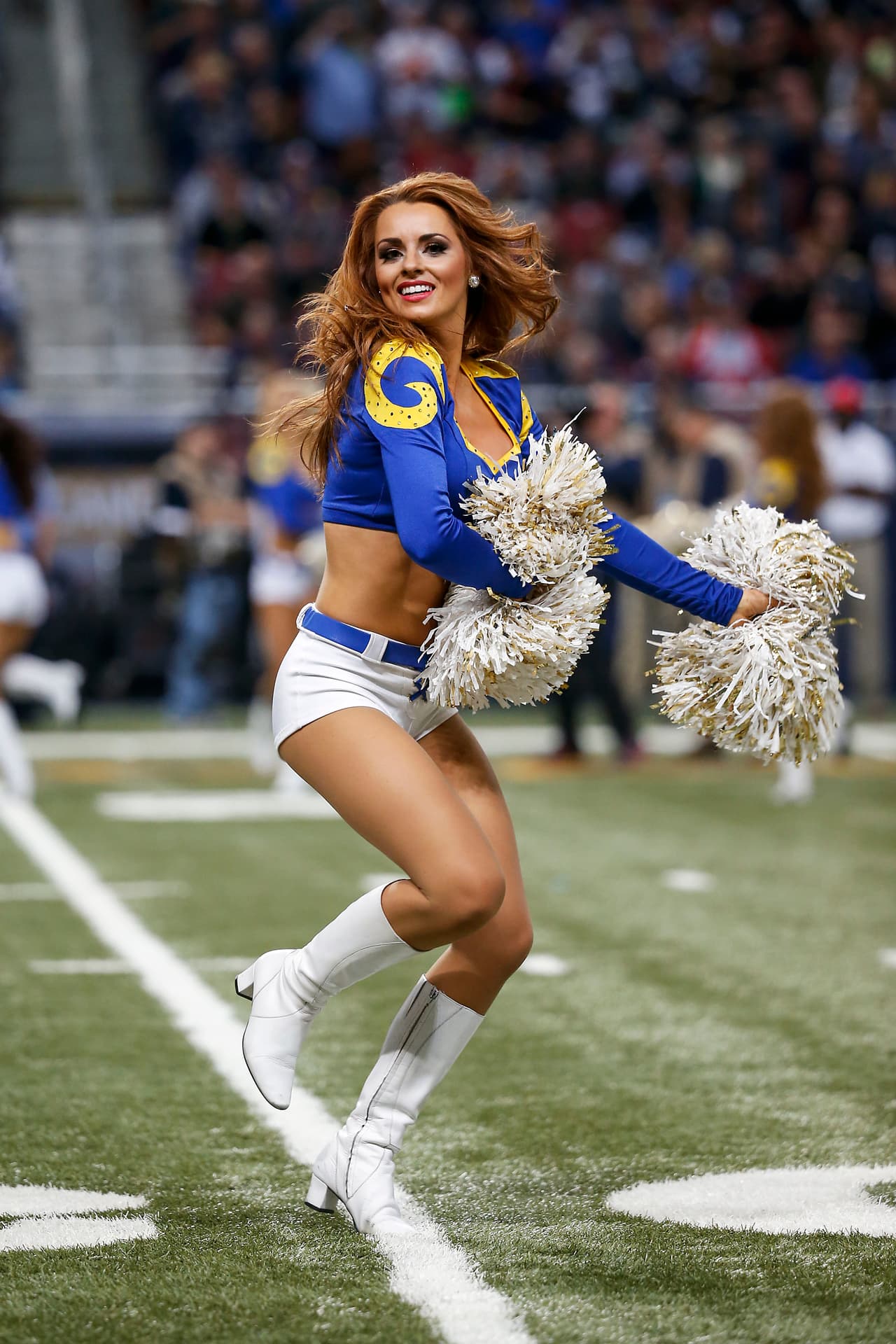 Abrigadas, con faldita, con pantalón, ¡ellas siempre lucen sensacional! Checa a las bellezas de la Semana 13 de la NFL.