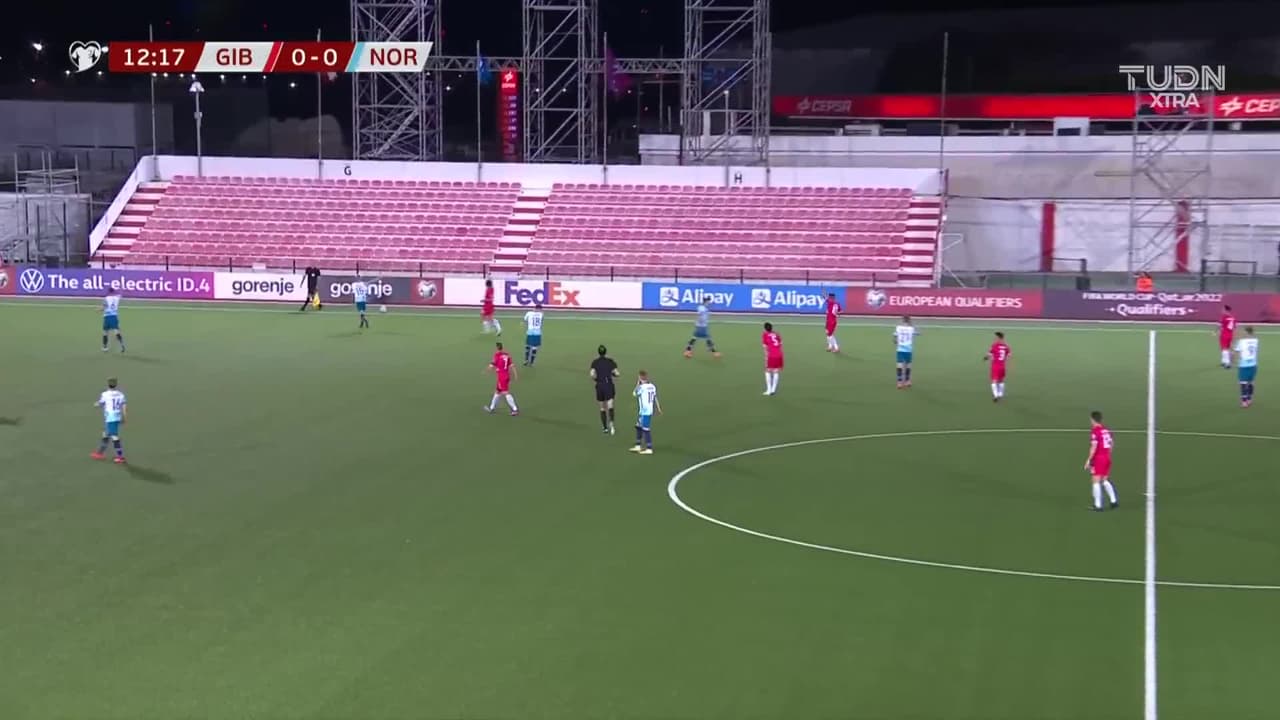 ¡TIRO ATAJADO! disparo por Erling Haaland.