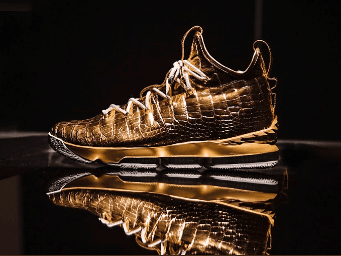 Y además de eso y 238 diamantes en una cadena de oro Franco de 30 pulgadas, 18 quilates de corte de cadena sólida con 10 quilates de diamantes genuinos.